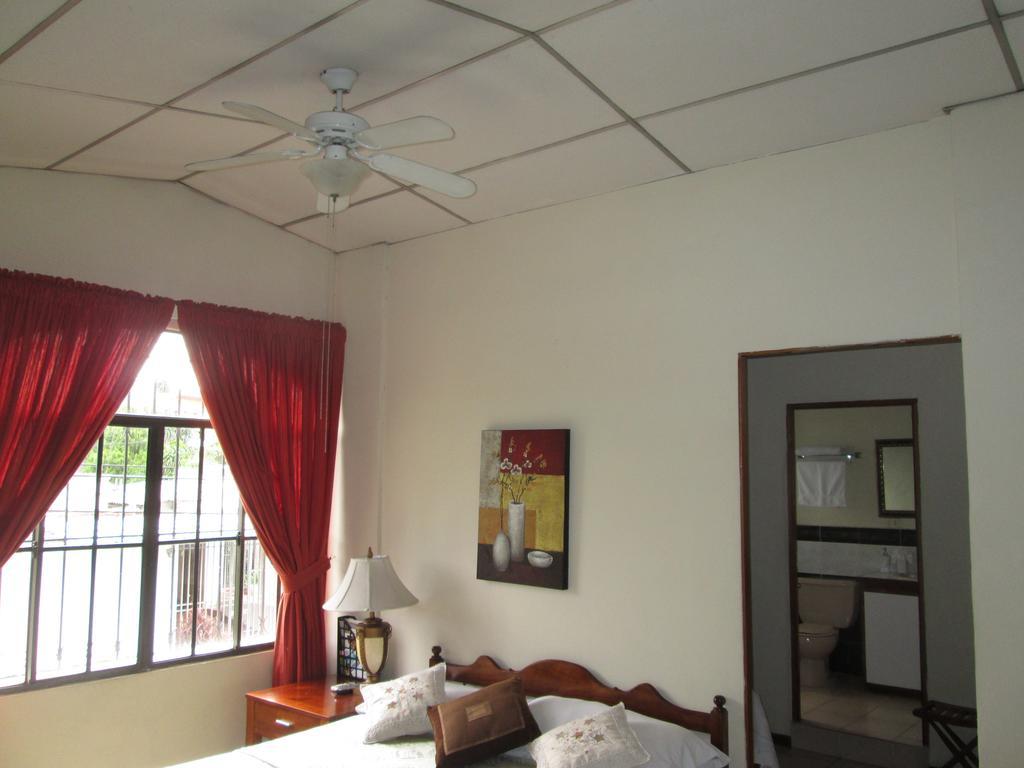 Hotel San Mateo サンサルバドル 部屋 写真